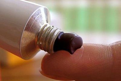Препарат нужно наносить на поврежденный участок несколько раз в день