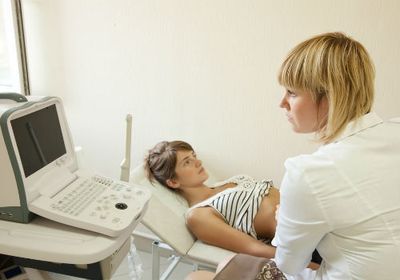 доктор исследует пациента