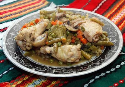 Грибы, тушенные с овощами и куриной грудкой