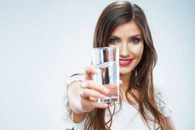 Женщина с стаканом воды