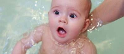 Какой должна быть температура воды в ванночке для купания новорожденного ребенка