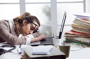 уставшая на работе девушка
