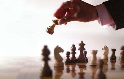 Играть в шахматы